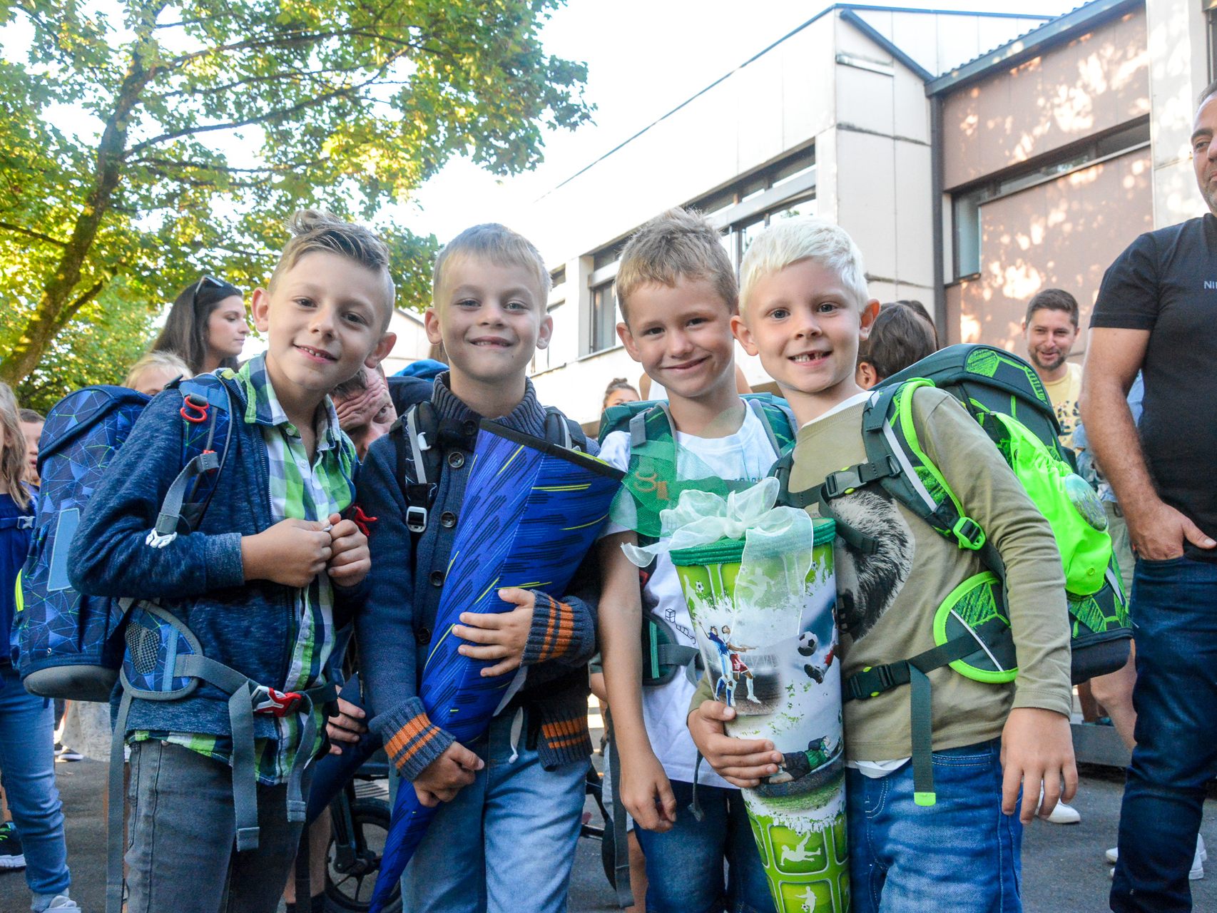 Endlich Schulkind. Diese vier Erstklässler freuten sich sehr endlich in die Schule zu gehen.