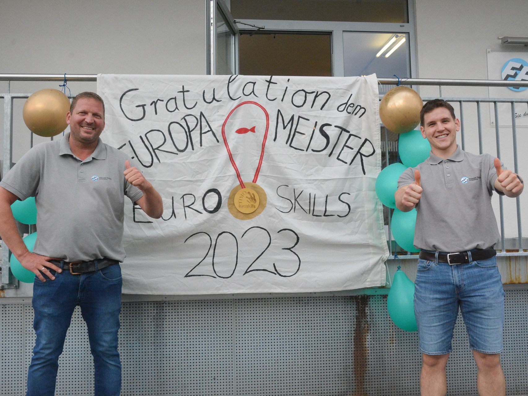 Er hats geschafft: Timo-Nils Theisl (rechts) hat die EuroSkills in seiner Kategorie gewonnen und wird von seinem Chef Michael Felder (links) freudig empfangen.