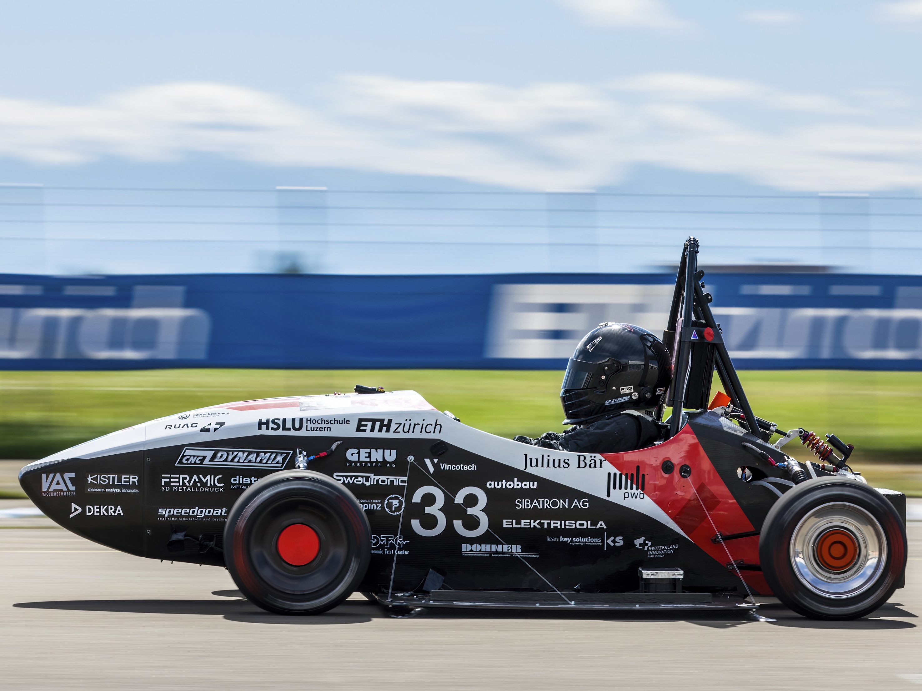 Dieser selbstgebaute E-Rennwagen wurde von Schweizer Studierenden entwickelt. Dieser selbstgebaute E-Rennwagen wurde von Schweizer Studierenden entwickelt.