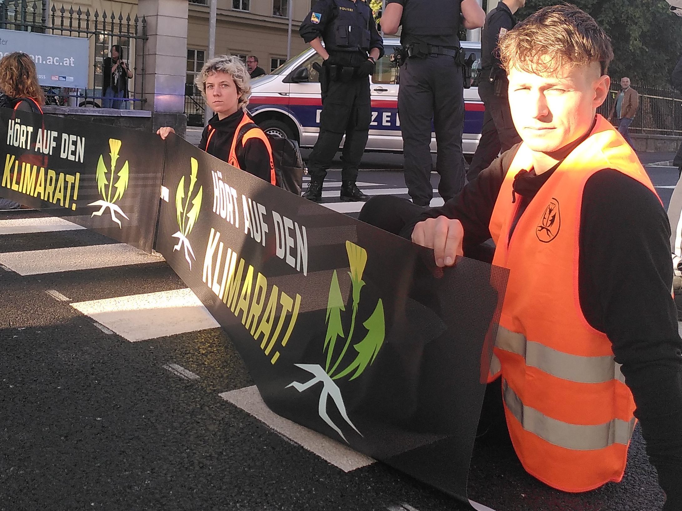 Donnerstagfrüh blockierten fünf Klima-Kleber den Verkehr in St. Pölten. Donnerstagfrüh blockierten fünf Klima-Kleber den Verkehr in St. Pölten.