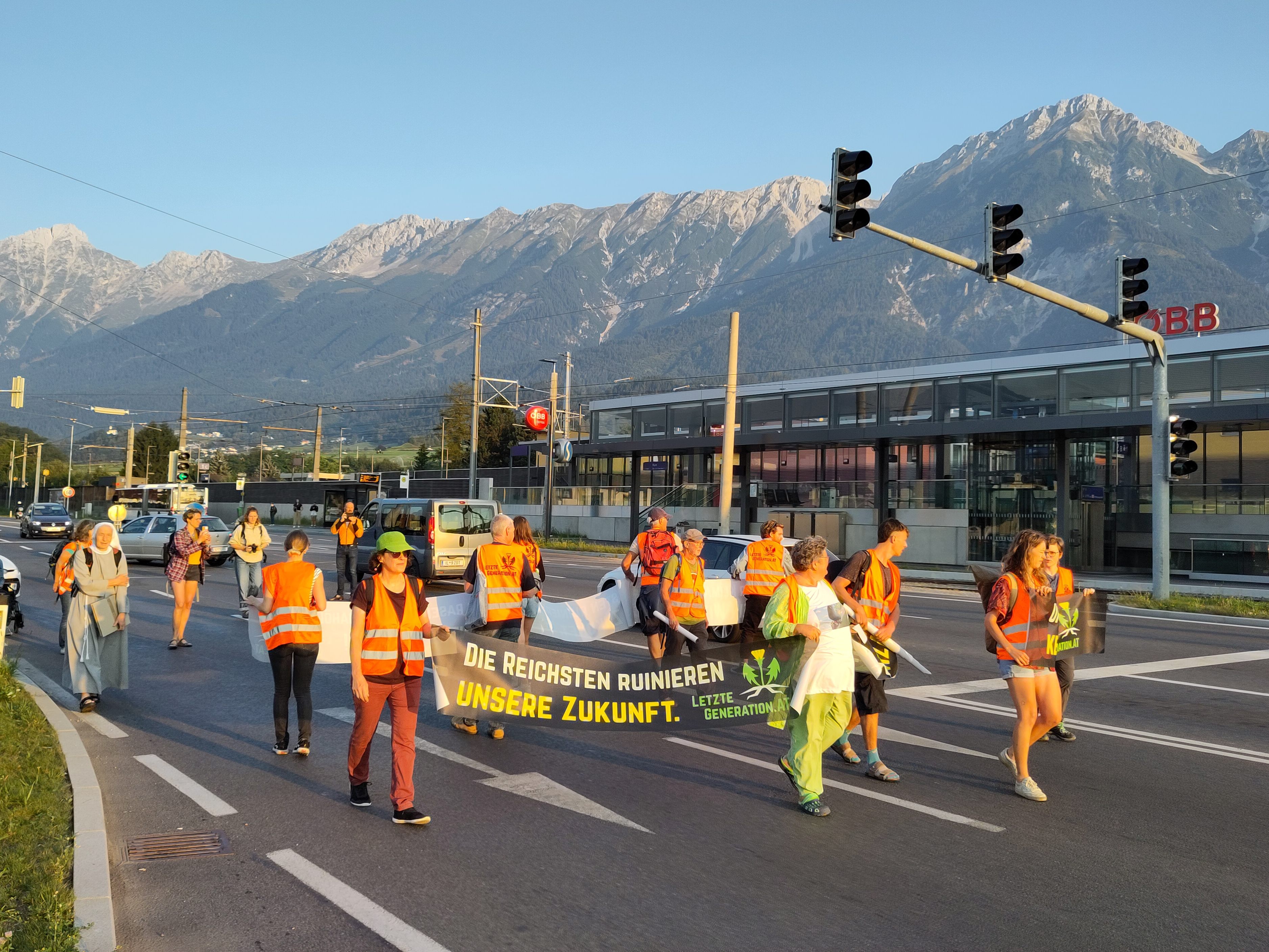 Am Montag blockierten Klima-Aktivisten den Frühverkehr in Graz und Tirol. Am Montag blockierten Klima-Aktivisten den Frühverkehr in Graz und Tirol.