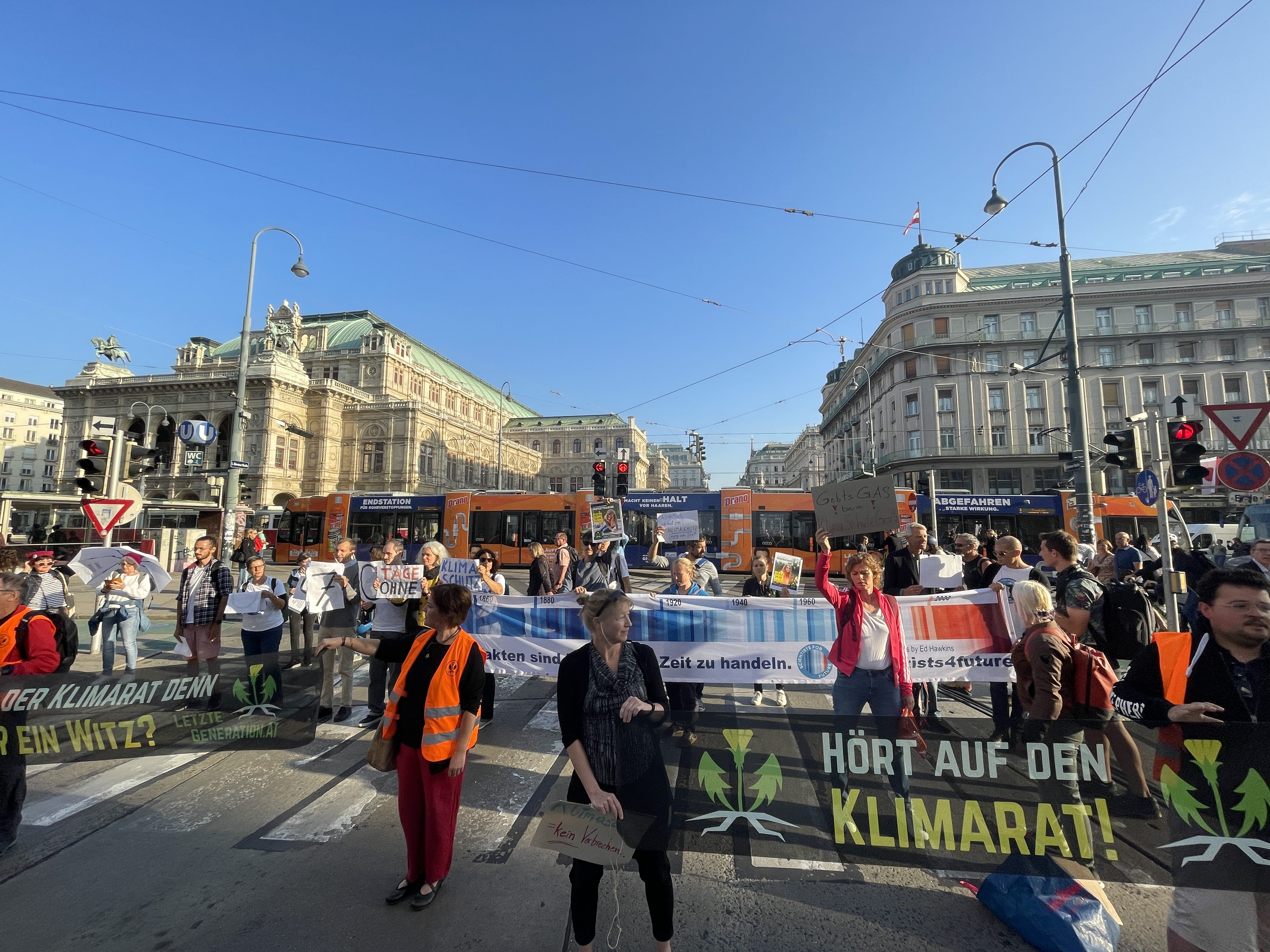 Aktivisten blockierten am Mittwoch den Wiener Ring. Aktivisten blockierten am Mittwoch den Wiener Ring.