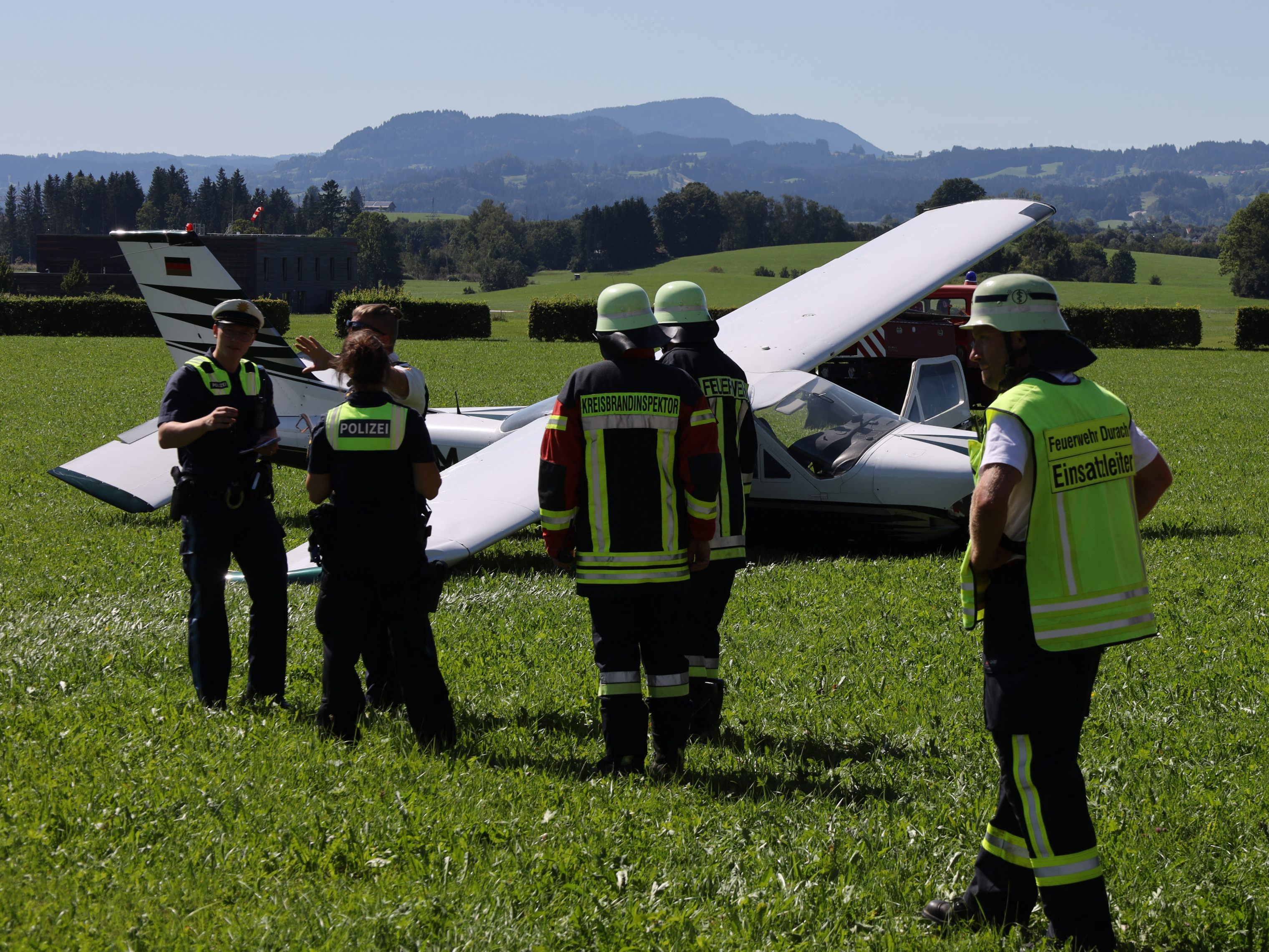 Sowohl der Pilot als auch die Zweiradfahrerin erlitten leichte Verletzungen