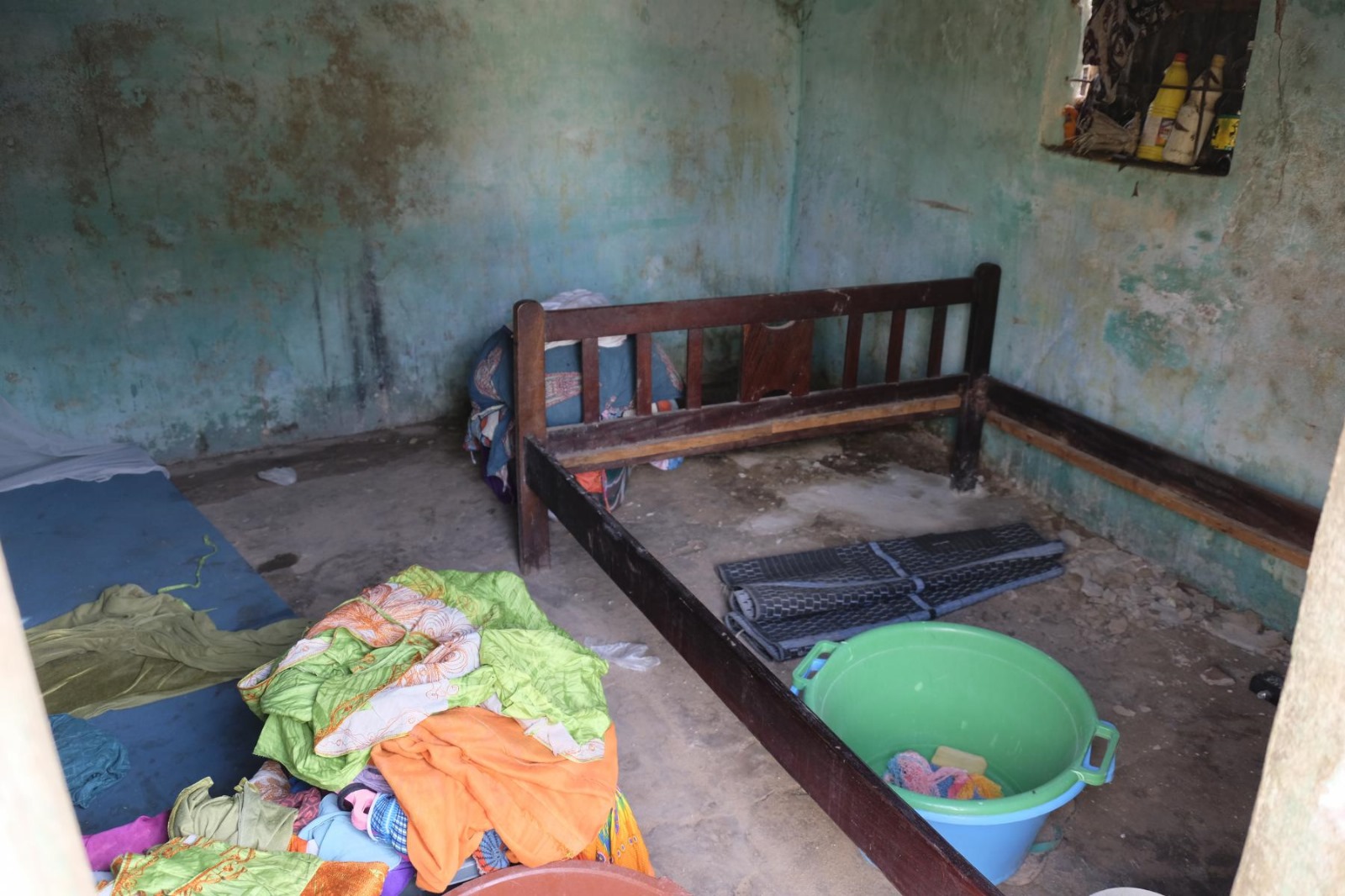 Viele Zimmer befinden sich in unzumutbarem Zustand. Die Menschen schlafen auf Matten am Boden. 