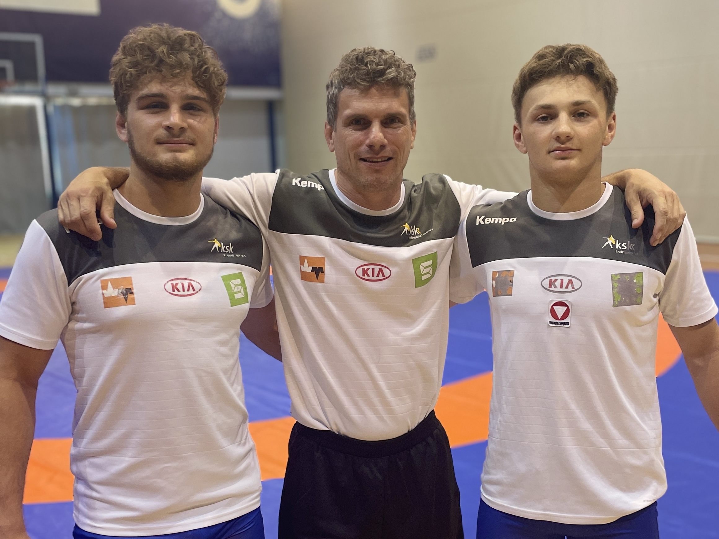 Lukas Lins und Lukas Hartmann jubelten mit Trainer Bernd Ritter über den Turniersieg in Kroatien.