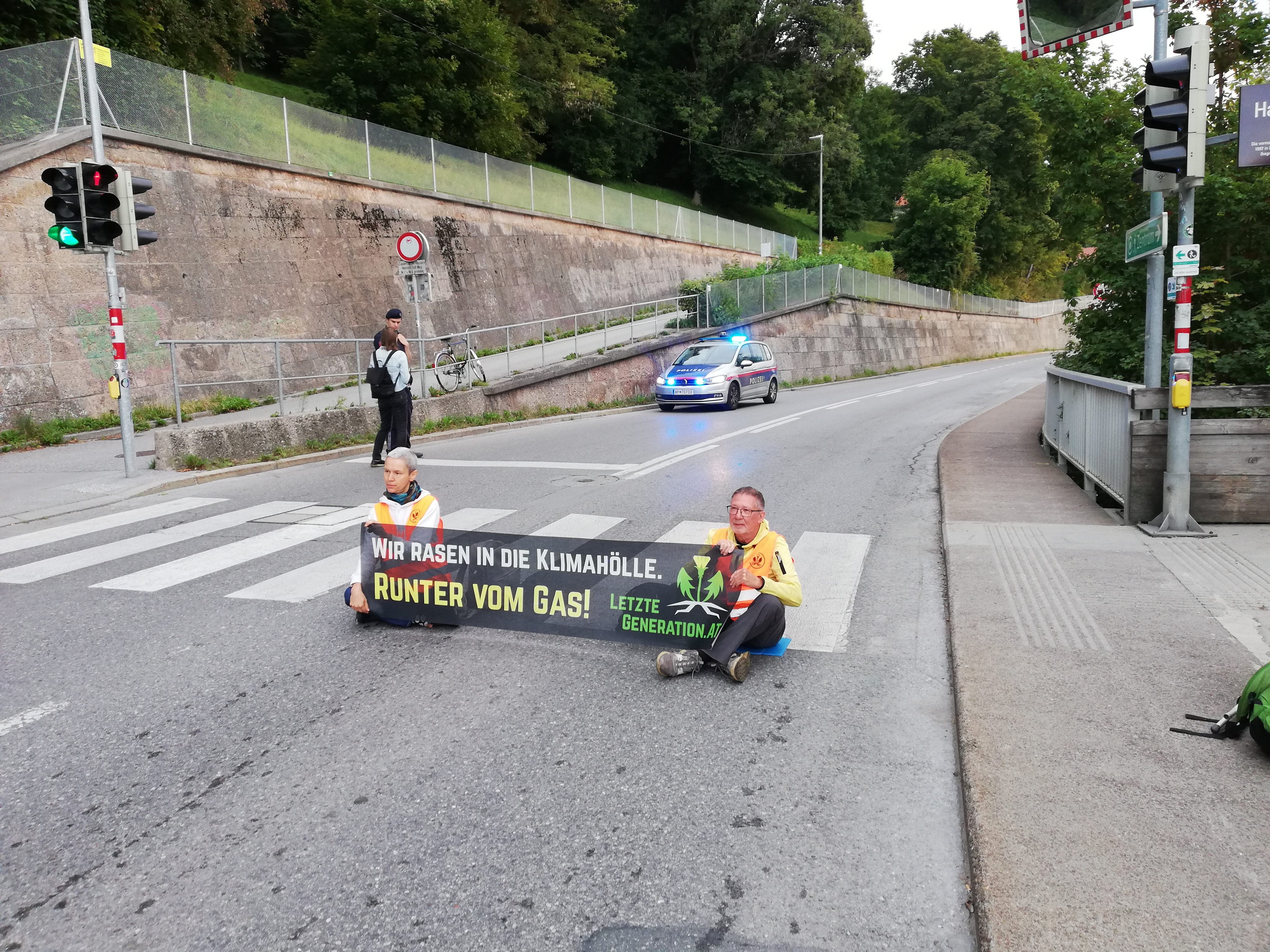 Klimaaktivisten legten den Frühverkehr in Innsbruck lahm.