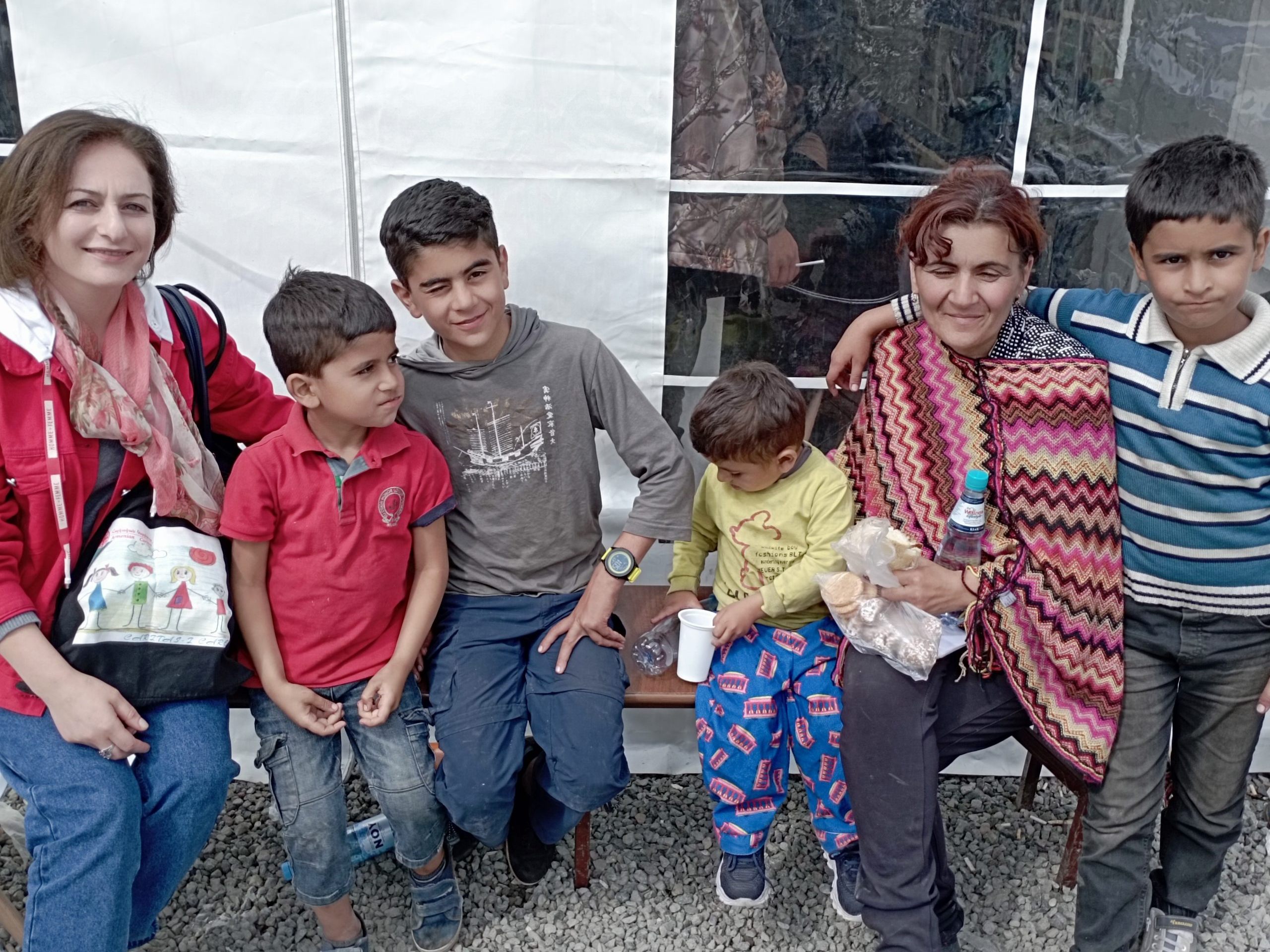 In Zeiten der Unsicherheit geben die armenischen Mitarbeiter*innen der Caritas neben der Grundversorgung auch ein Stück weit Halt.
