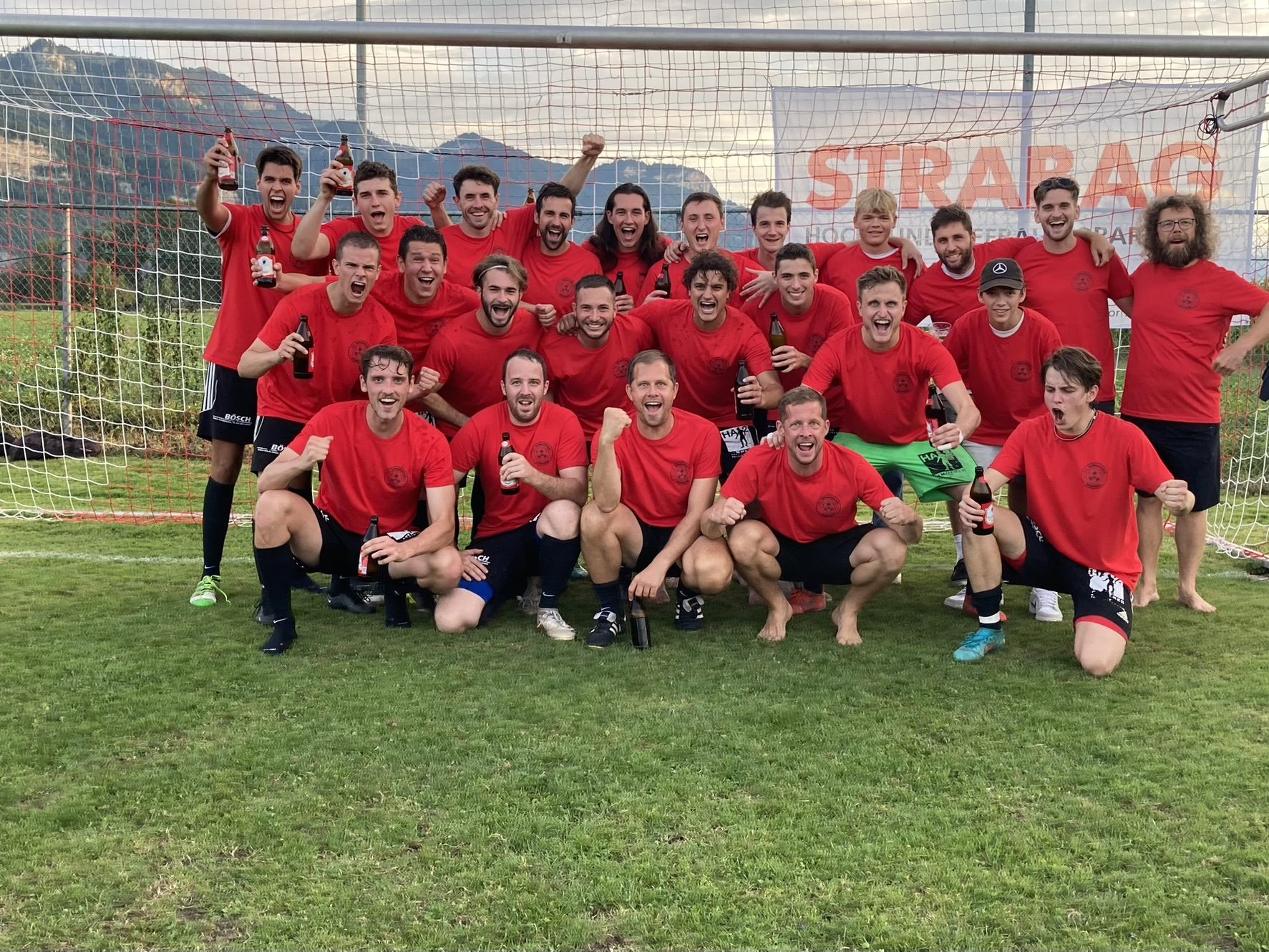 Beim diesjährigen Hobbyfußball-Cup gewann die Kampfmannschaft des FC Bürglegasse. Die Freude über den Titel war groß. Beim diesjährigen Hobbyfußball-Cup gewann die Kampfmannschaft des FC Bürglegasse. Die Freude über den Titel war groß.