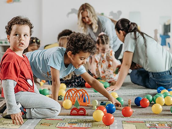 Wie gut ist das Kinderbetreuungsangebot in Vorarlberg? Die AK Vorarlberg will es wissen. (Foto: Pavel Danilyuk, pexels.com)