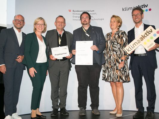v.l.n.r. :Bürgermeister Michael Ritsch, Bundesministerin Leonore Gewessler, Bernhard Fink, Stefan Carotta, Bürgermeisterin Andrea Kaufmann und Landesrat Daniel Zadra bei der Preisverleihung. v.l.n.r. :Bürgermeister Michael Ritsch, Bundesministerin Leonore Gewessler, Bernhard Fink, Stefan Carotta, Bürgermeisterin Andrea Kaufmann und Landesrat Daniel Zadra bei der Preisverleihung.
