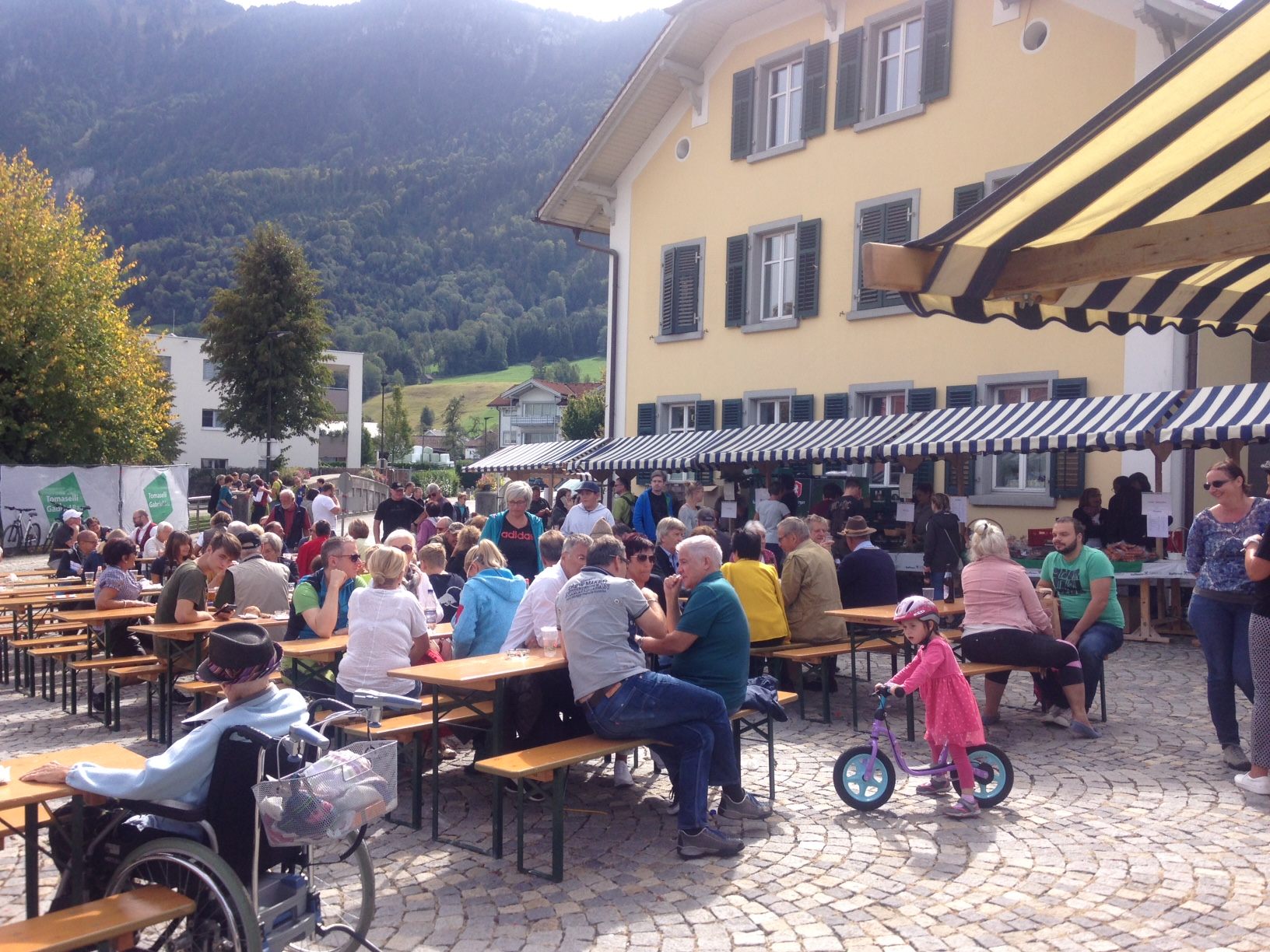Der Alpabtrieb mit gleichzeitigem Käsemarkt lockt zahlreiche Besucher nach Nenzing. Der Alpabtrieb mit gleichzeitigem Käsemarkt lockt zahlreiche Besucher nach Nenzing.