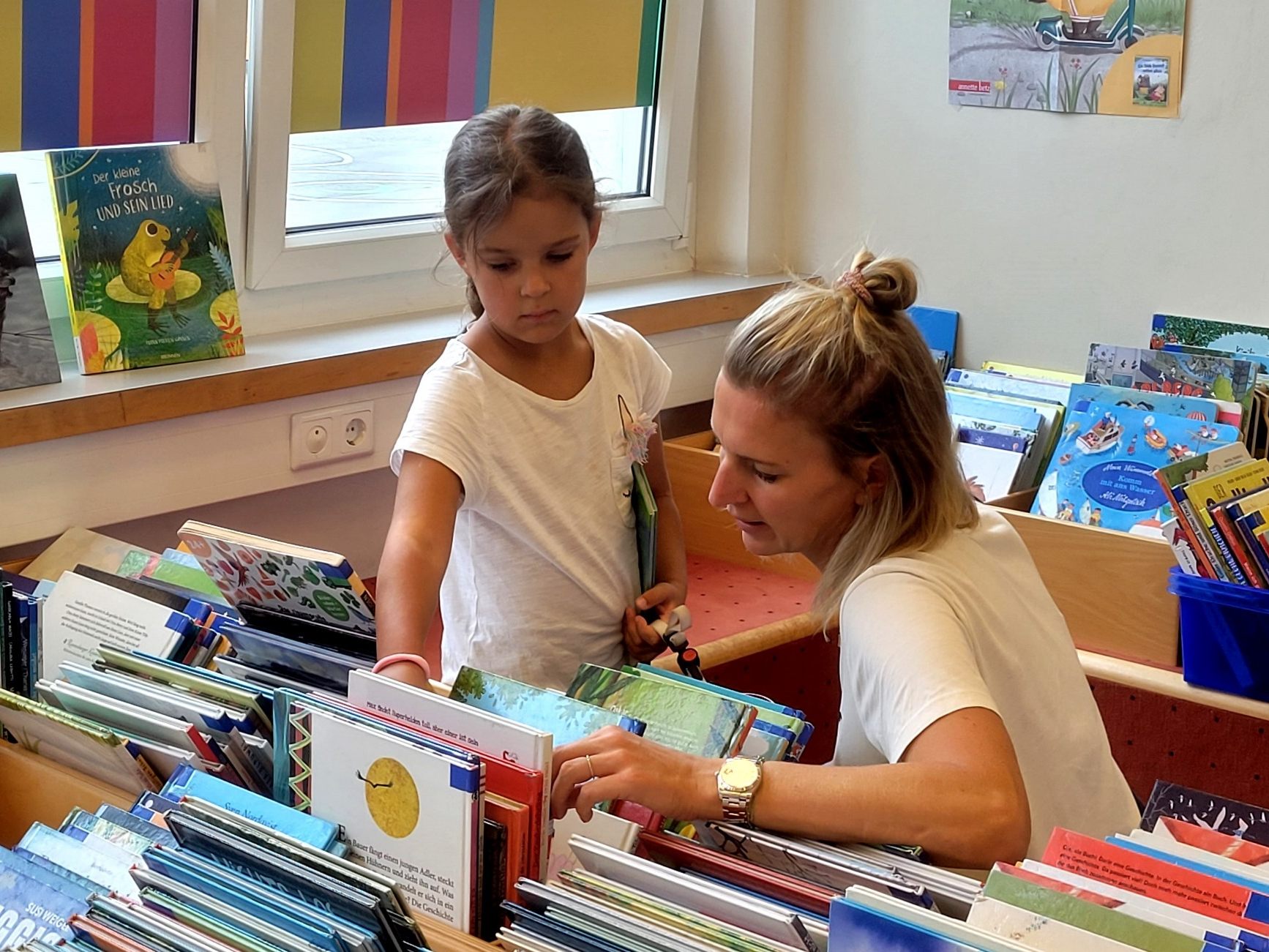 Besonders für die jungen und jüngsten Leserinnen und Lesern ist die „Begegnung mit Buch- und Spielmedien“ im Hinblick auf die Entwicklung von Sprach- und Lesekompetenzen notwendig und wichtig.