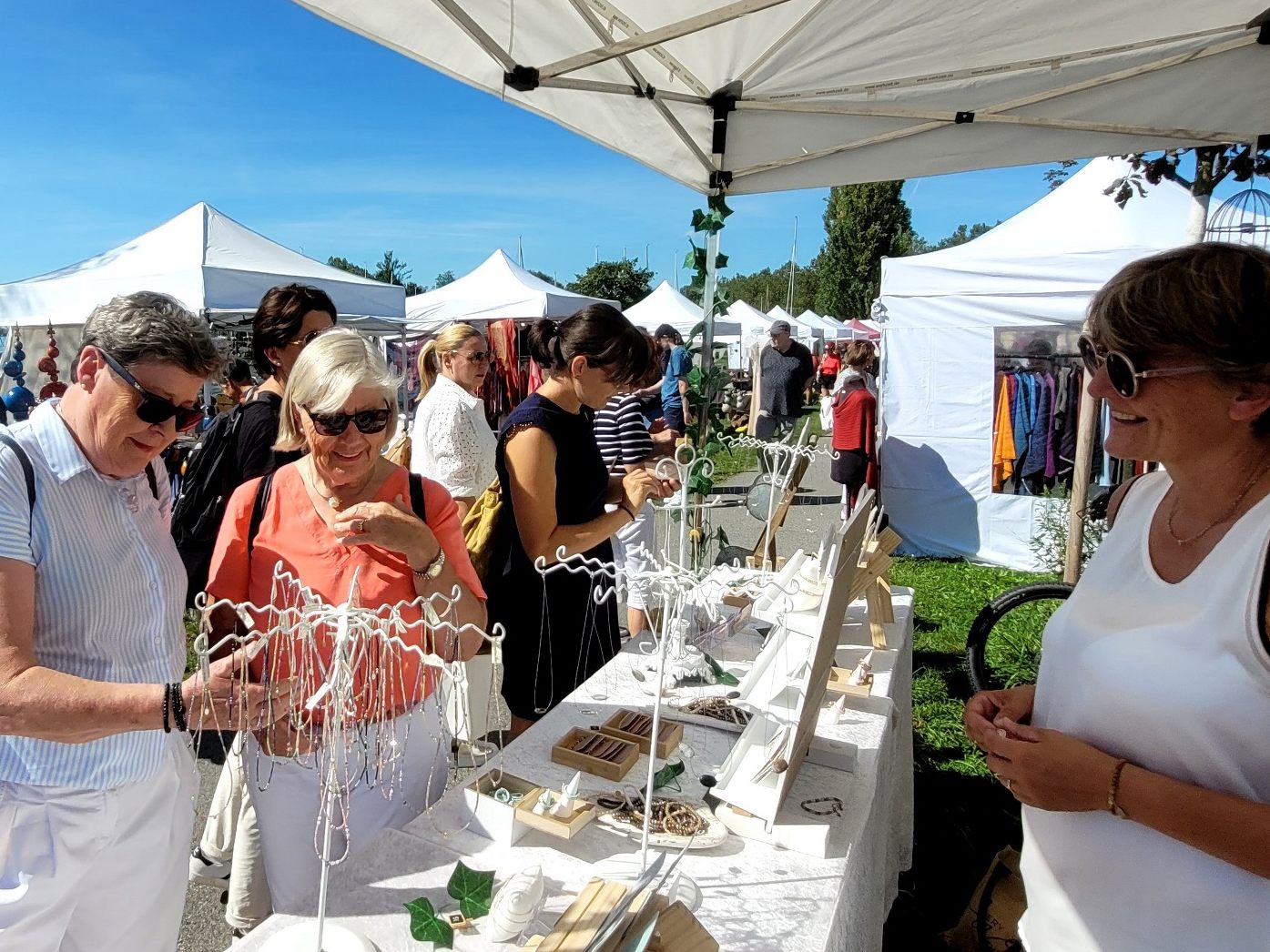 Auch der diesjährige Kunstmarkt im besonderen Ambiente am Lochauer Kaiserstrand beeindruckte und begeisterte die zahlreichen Besucher.