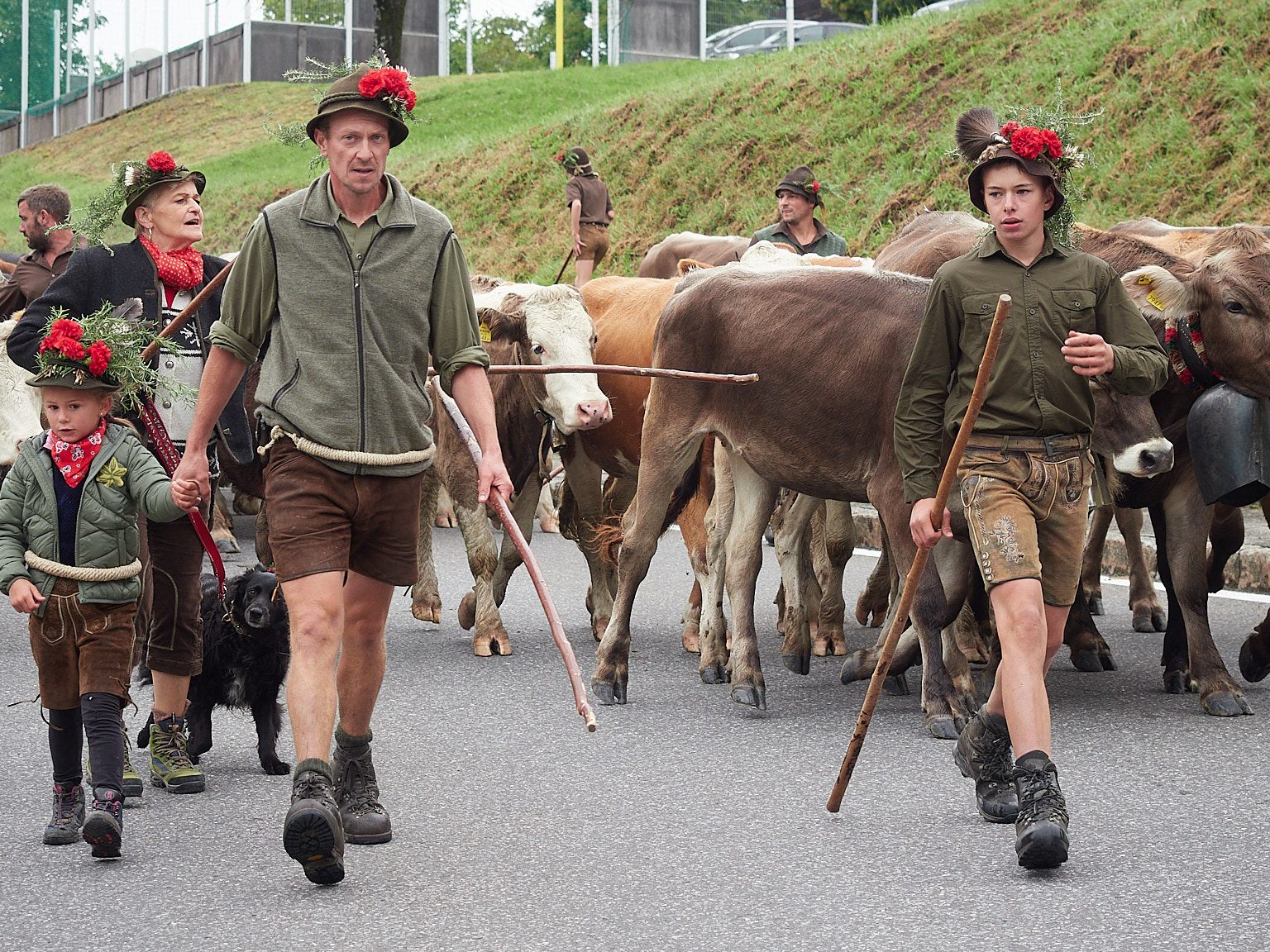 Töchterle Pia mit Papa Steve Moosmann (Alphirte), Junghirte Pirmin Rüf und etwas versetzt Mama von Steve, Sonja Moosmann mit Hund. Töchterle Pia mit Papa Steve Moosmann (Alphirte), Junghirte Pirmin Rüf und etwas versetzt Mama von Steve, Sonja Moosmann mit Hund.
