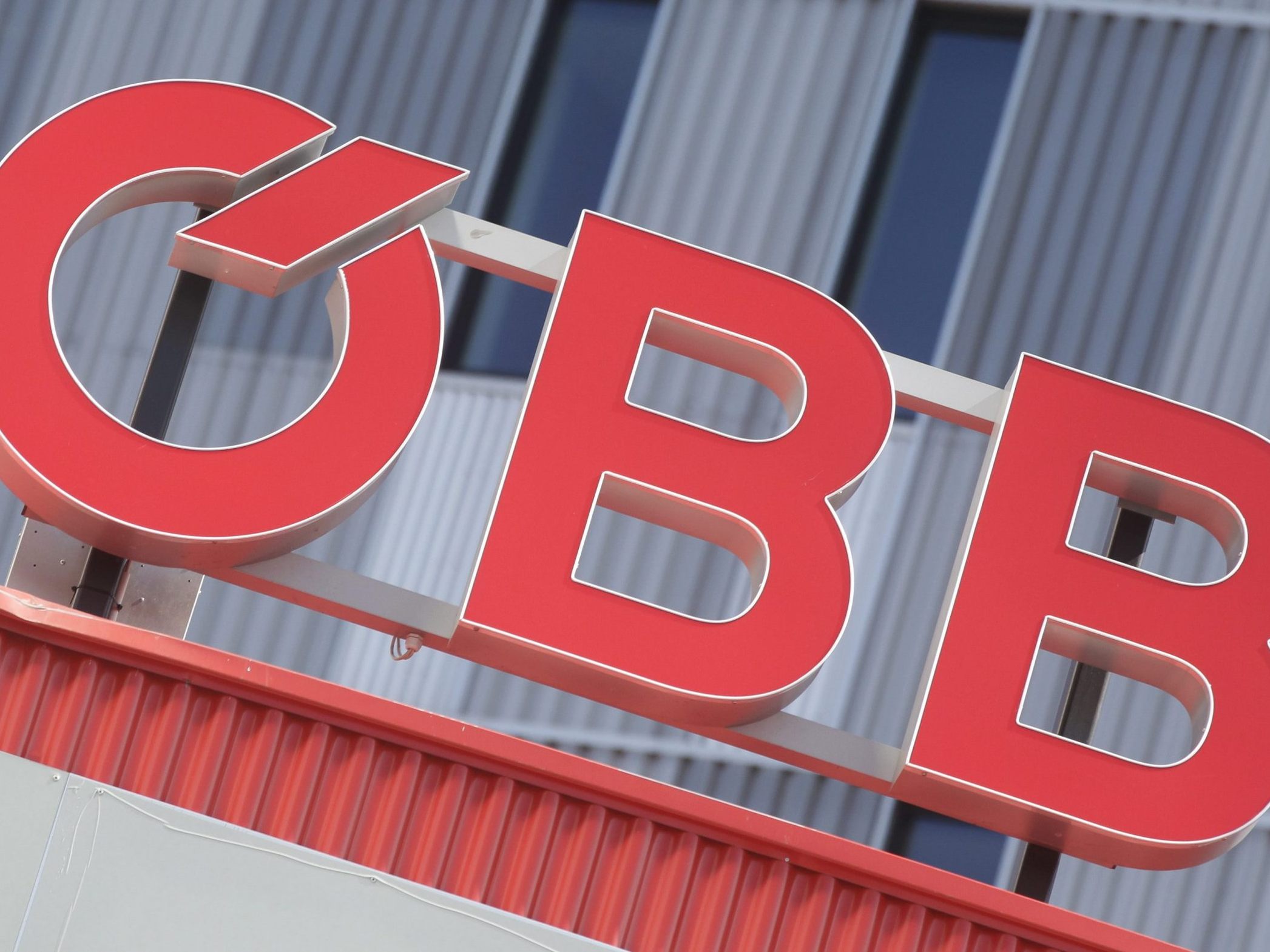 Die ÖBB bieten mehr Verbindungen zum Flughafen Wien an. Die ÖBB bieten mehr Verbindungen zum Flughafen Wien an.