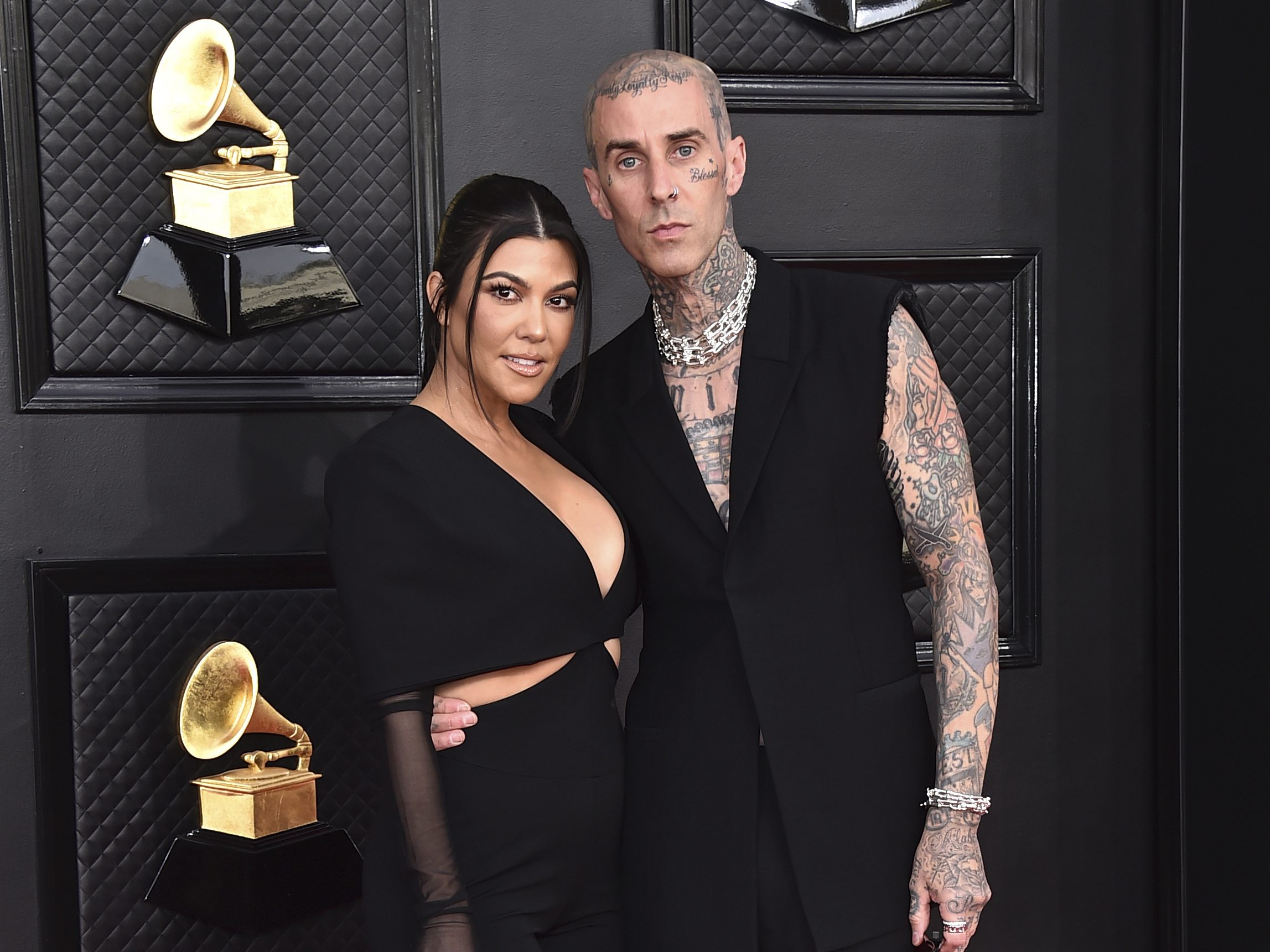 Blink-182-Drummer Travis Barker musste die Europa-Tour wegen einer "dringenden Familienangelegenheit" unterbrechen. Blink-182-Drummer Travis Barker musste die Europa-Tour wegen einer "dringenden Familienangelegenheit" unterbrechen.