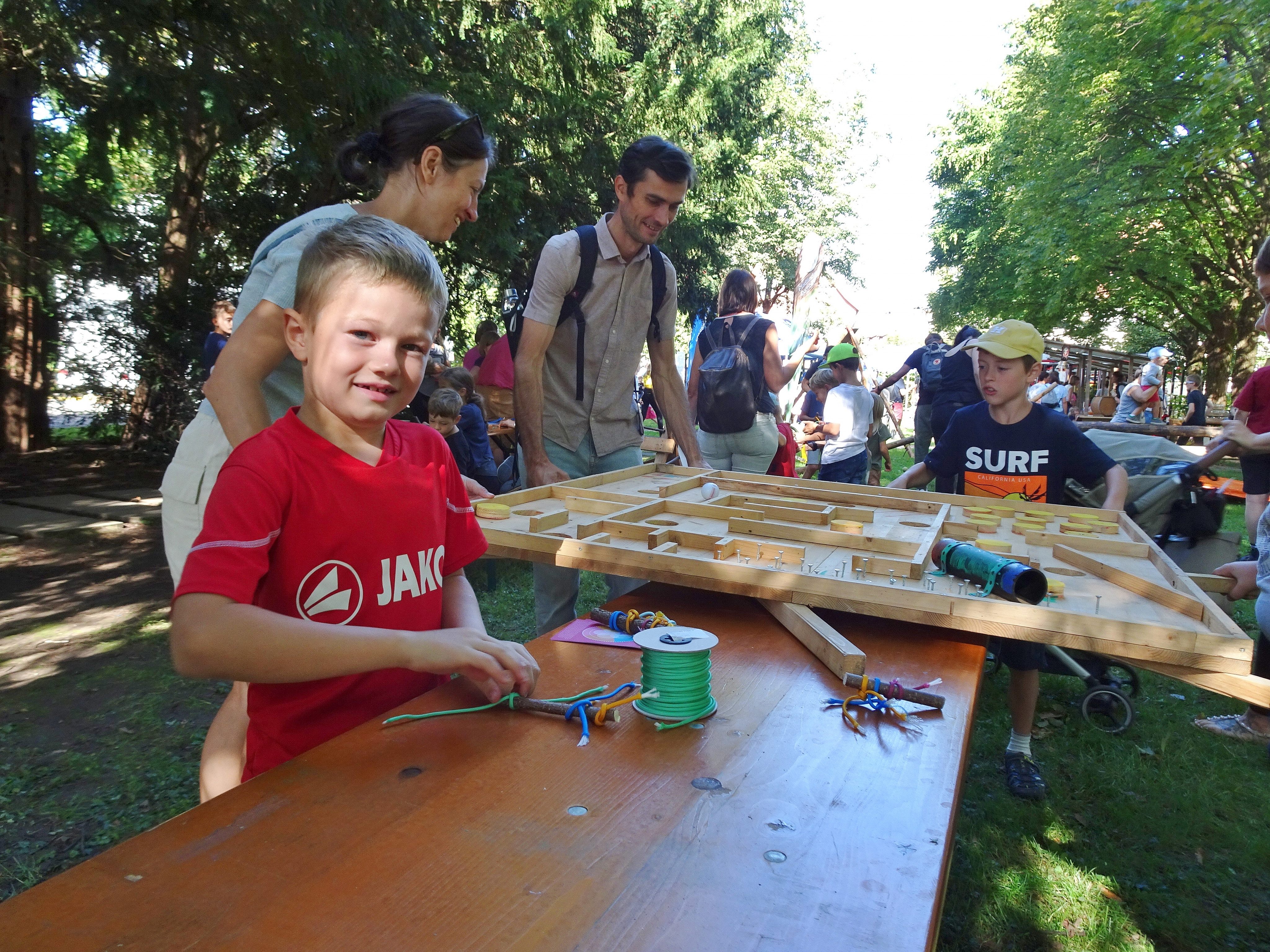Paul Hämmerle schaute beim Spielefest auch bei den Pfadis vorbei und lernte verschiedene Knoten zu knüpfen. Paul Hämmerle schaute beim Spielefest auch bei den Pfadis vorbei und lernte verschiedene Knoten zu knüpfen.