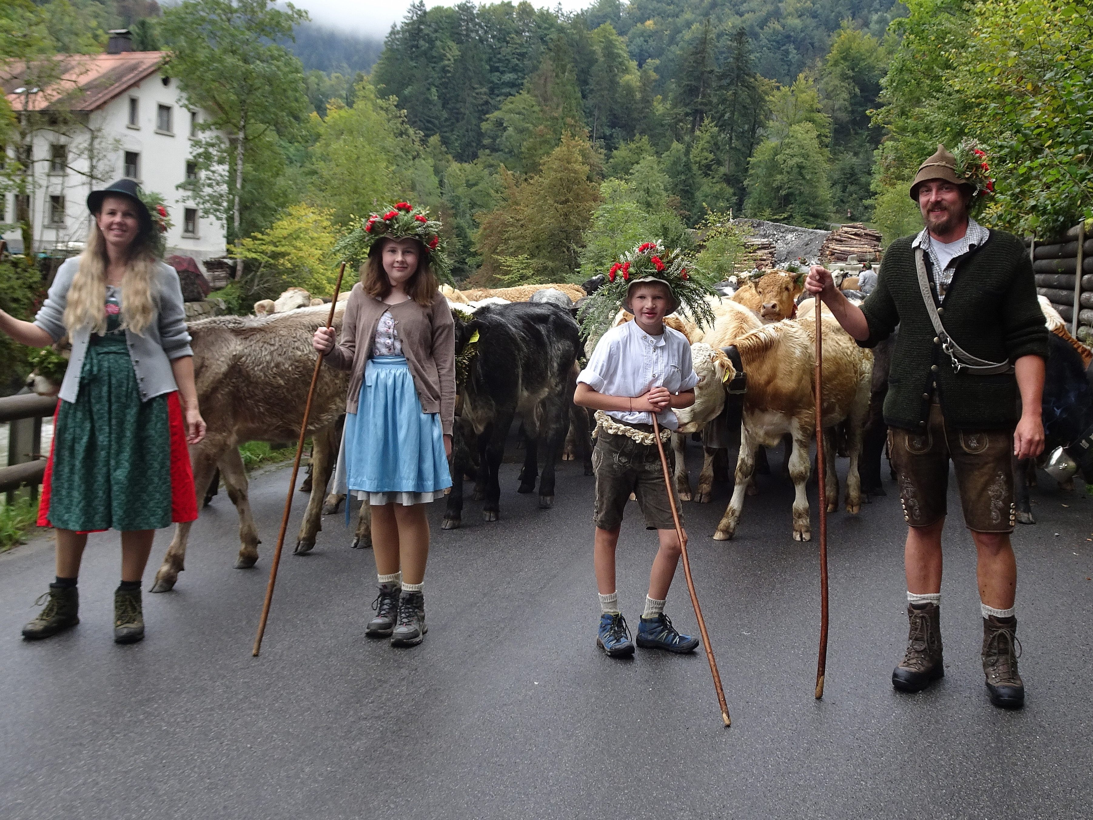 Die Familie Kutzer und ihre 220 Tiere eröffneten am Samstag den feierlichen Einzug der Alpen-Heimkehrer. Die Familie Kutzer und ihre 220 Tiere eröffneten am Samstag den feierlichen Einzug der Alpen-Heimkehrer.