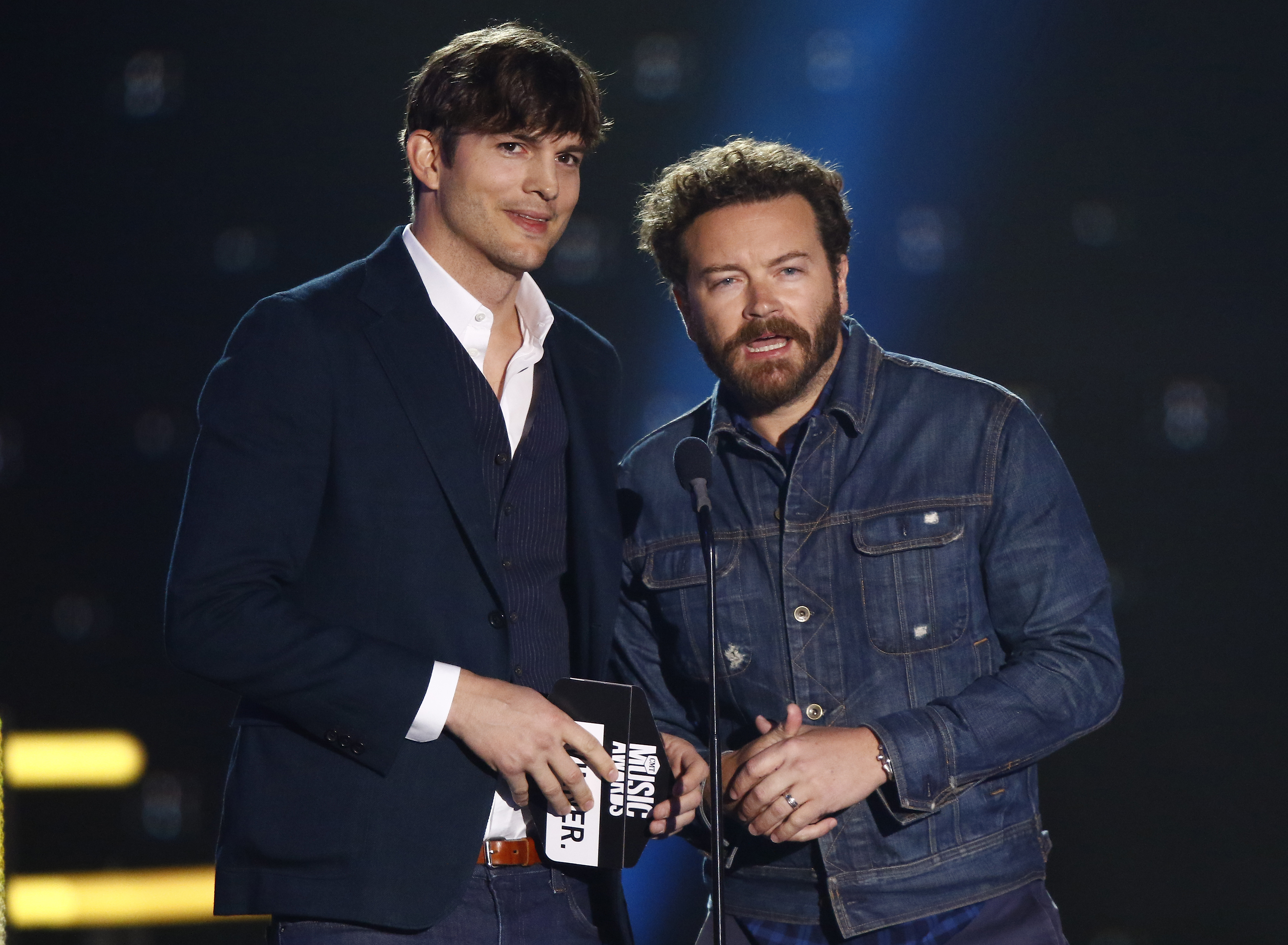 Ashton Kutcher (links) und seine Frau Mila Kunis ernteten in den sozialen Medien viel Kritik für die Unterstützung von Danny Masterson (rechts). Ashton Kutcher (links) und seine Frau Mila Kunis ernteten in den sozialen Medien viel Kritik für die Unterstützung von Danny Masterson (rechts).