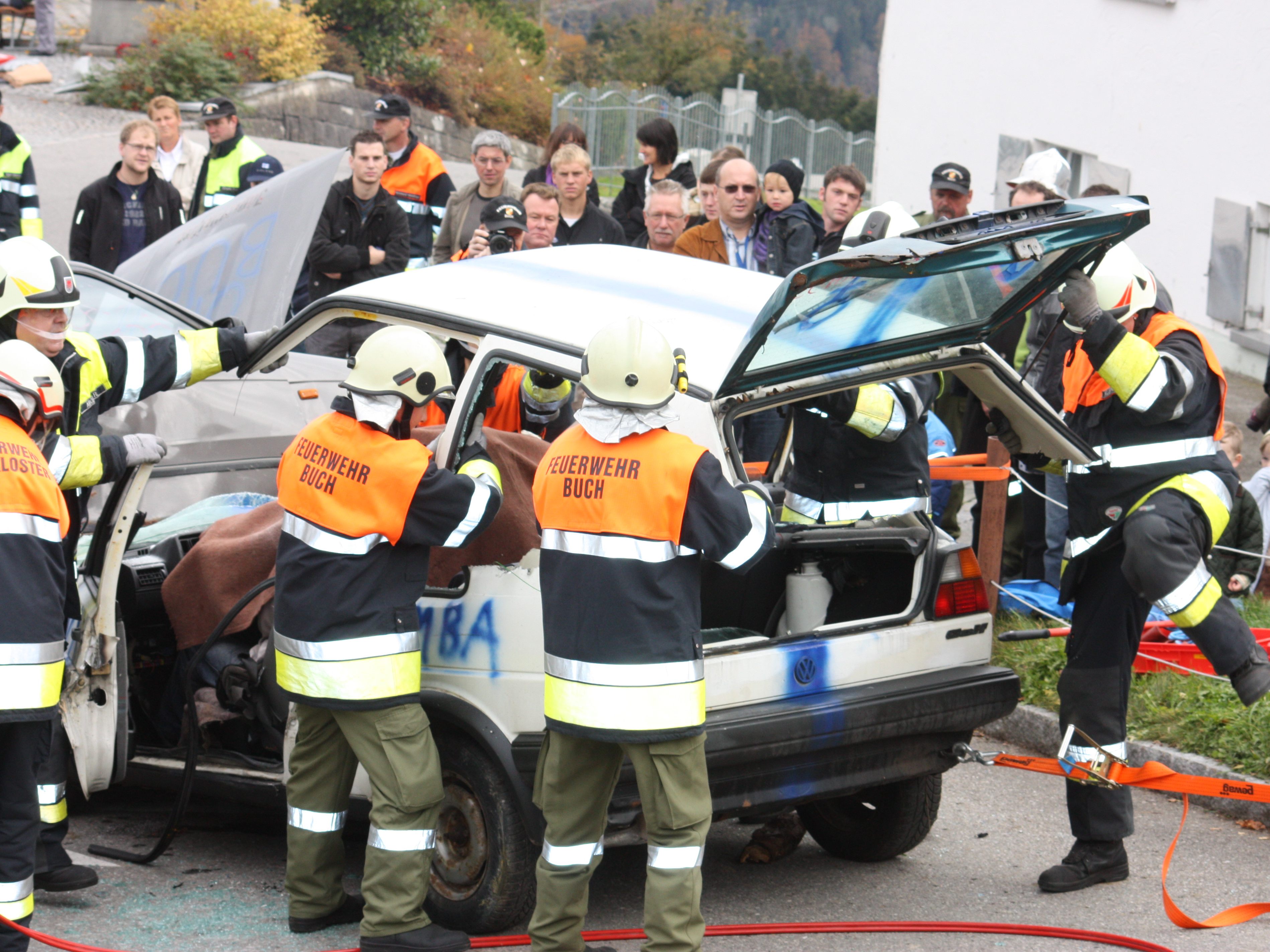 „Gemeinsam für ihre Sicherheit“, so das Motto am 1. Oktober in Buch. Wie beim Sicherheitstag 2009 zeigen die Einsatzkräfte wieder ihr Können gegenüber der Bevölkerung. „Gemeinsam für ihre Sicherheit“, so das Motto am 1. Oktober in Buch. Wie beim Sicherheitstag 2009 zeigen die Einsatzkräfte wieder ihr Können gegenüber der Bevölkerung.
