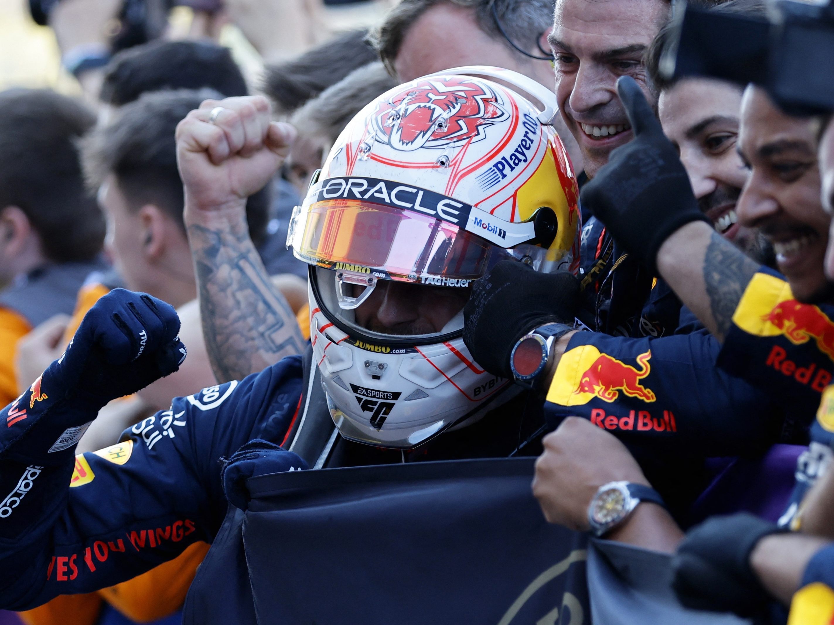 Red Bull steht nach Verstappen-Sieg im 16. von 22 Saisonrennen als bestes Team fest. Red Bull steht nach Verstappen-Sieg im 16. von 22 Saisonrennen als bestes Team fest.