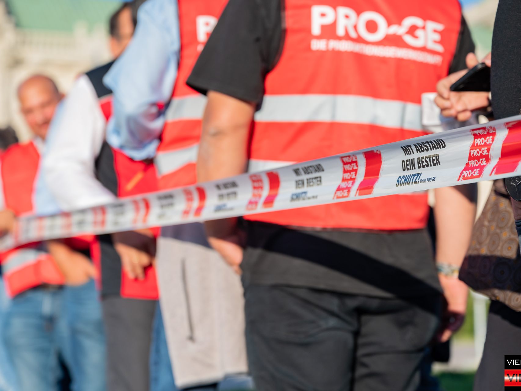 Aktion OeGB - Menschenkette -Hand in Hand gegen die Teuerung - Preise runter