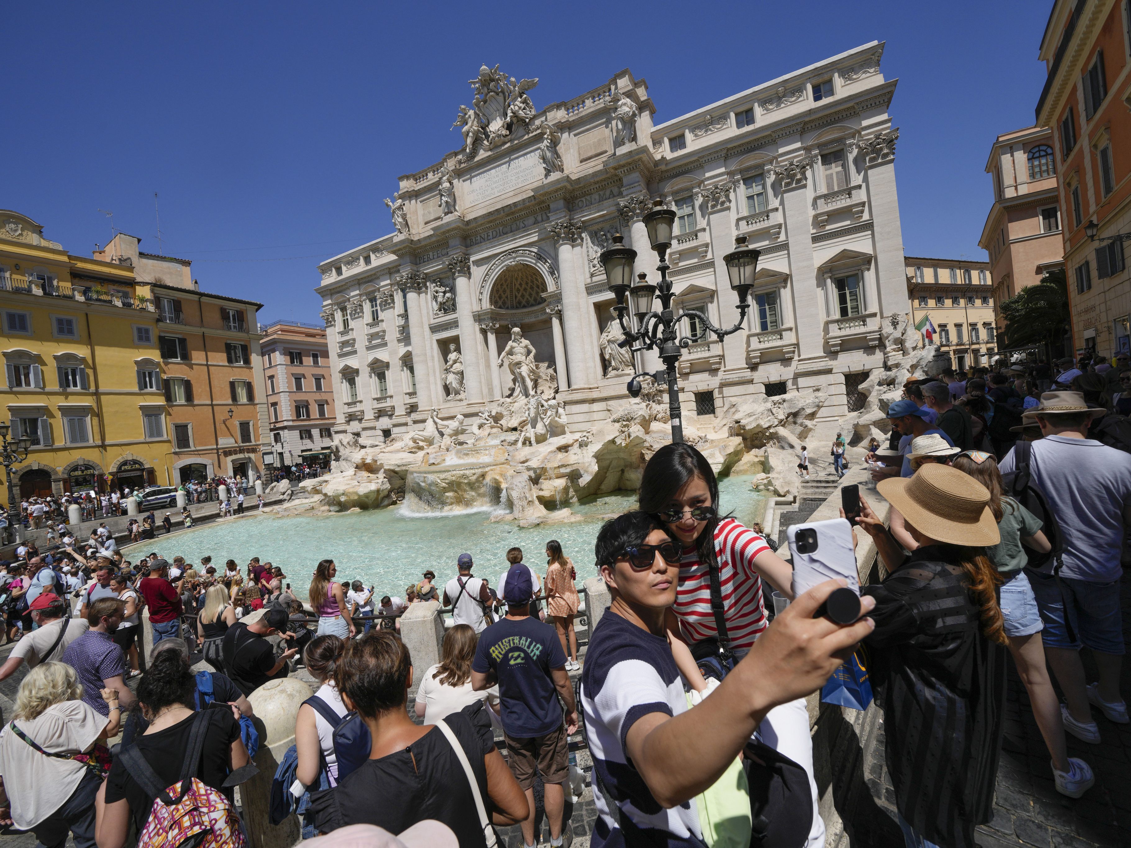 Der Vorfall beim Trevi-Brunnen löste erneut Debatten über das respektlose Verhalten von Touristen aus. Der Vorfall beim Trevi-Brunnen löste erneut Debatten über das respektlose Verhalten von Touristen aus.