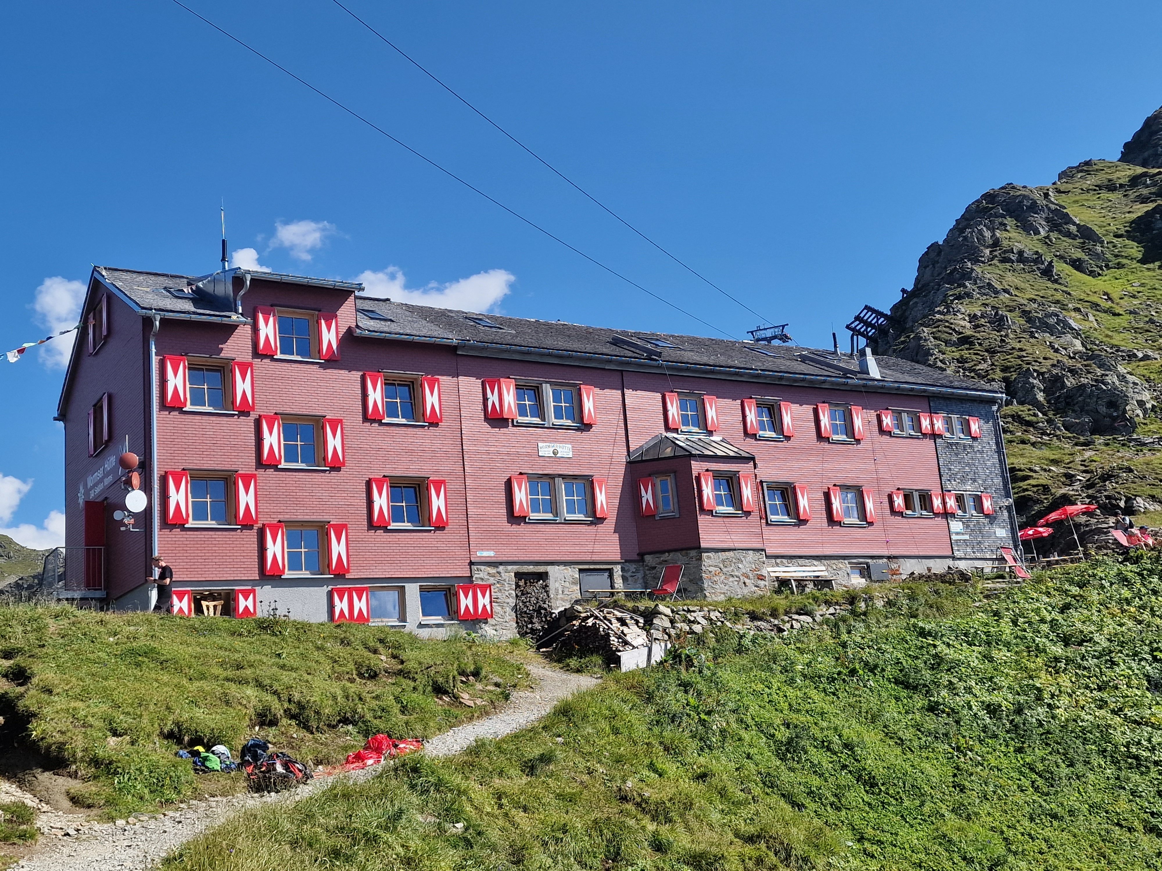 Seit 1907 thront die Wormser Hütte über dem Tal, heute natürlich erweitert. Seit 1907 thront die Wormser Hütte über dem Tal, heute natürlich erweitert.