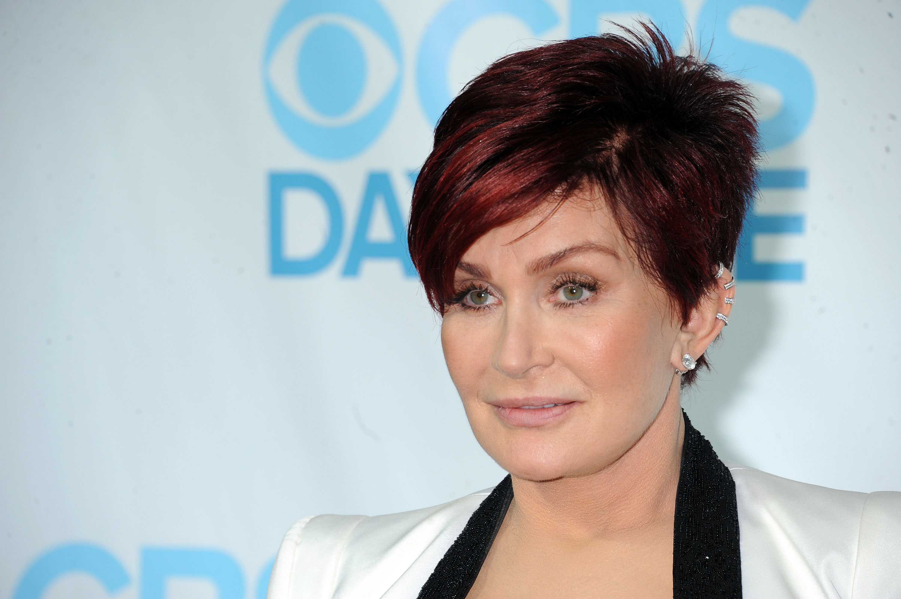 Sharon Osbourne bezeichnet Ashton Kutcher bei einem Auftritt als den unhöflichsten Prominenten, den sie je getroffen hat, und nennt ihn ein “kleines gemeines Ding”. Sharon Osbourne bezeichnet Ashton Kutcher bei einem Auftritt als den unhöflichsten Prominenten, den sie je getroffen hat, und nennt ihn ein “kleines gemeines Ding”.
