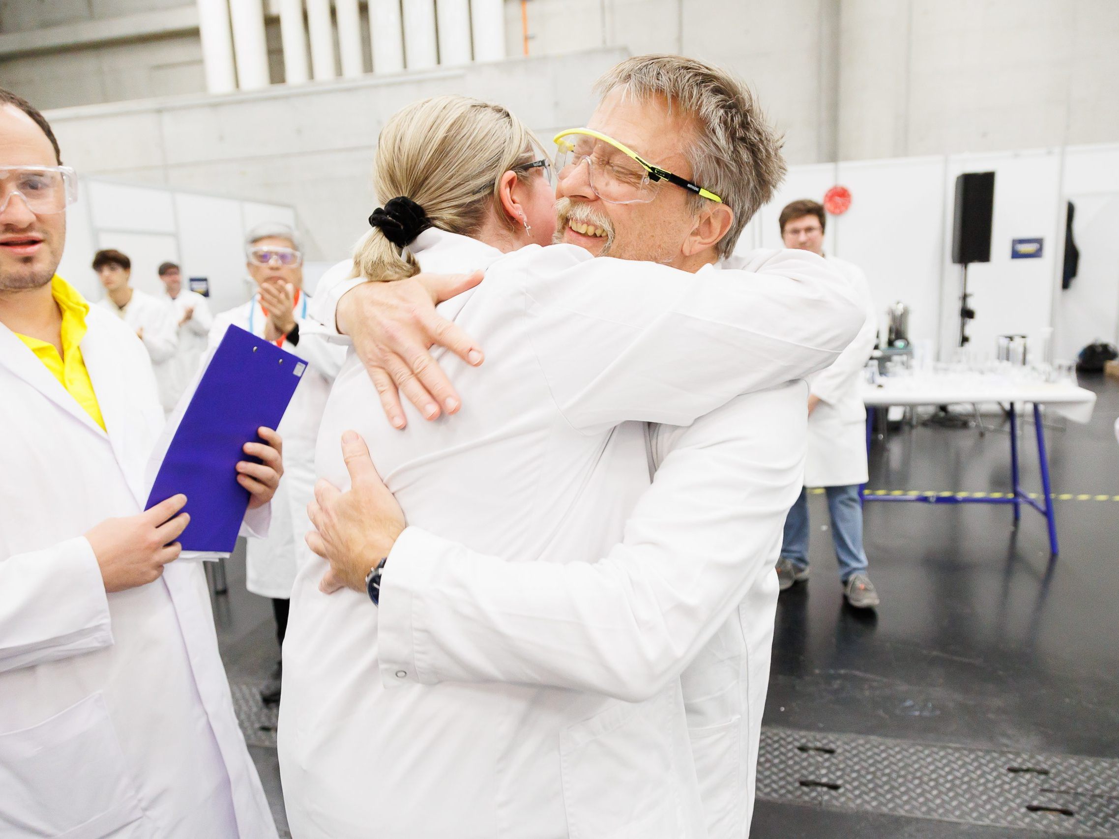 Hans-Thomas Schacht umarmt Caroline Pahle nach dem Gewinn der Bronzemedaille an den Berufsweltmeisterschaften.
