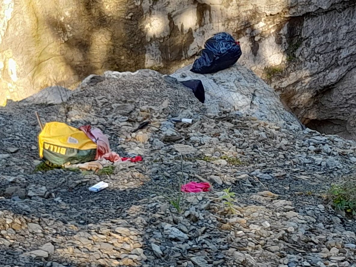 Nachdem rund 30 Müllsäcke in der Rappenlochschlucht entsorgt wurden, sucht die Polizei nach Zeugen. Nachdem rund 30 Müllsäcke in der Rappenlochschlucht entsorgt wurden, sucht die Polizei nach Zeugen.