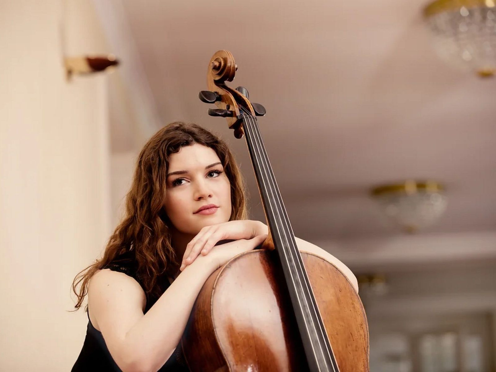 Cellistin Julia Hagen begleitet die Camerata Salzburg zu Dornbirn Klassik.