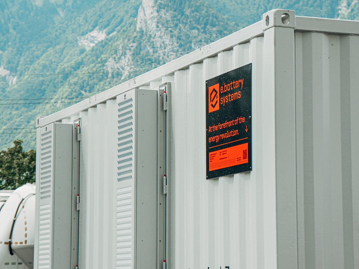 Energiespeichersystem von e.battery systems bei Bischof Lebensmittellogistik // Energy storage system from e.battery systems at Bischof Lebensmittellogistik Rund 1,6 Megawattstunden Strom aus der PV-Anlage speichert das innovative Energiespeichersystem von e.battery systems bei der Bischof Lebensmittellogistik in Sennwald (Schweiz). // The innovative energy storage system from e.battery systems stores around 1.6 megawatt hours of power generated by the PV facility at Bischof Lebensmittellogistik in Sennwald (Switzerland).