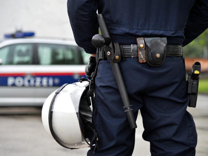 Vier Männer gerieten in Wien in Streit. Dabei wurde einer von ihnen mit einem Messer verletzt. Vier Männer gerieten in Wien in Streit. Dabei wurde einer von ihnen mit einem Messer verletzt.