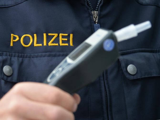 Ein Betrunkener verletzte einen Polizisten in Wien-Ottakring. Ein Betrunkener verletzte einen Polizisten in Wien-Ottakring.