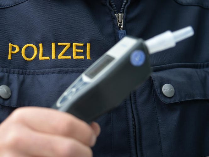 Ein Betrunkener trat gegen ein Motorrad und attackierte Polizisten in Wien. Ein Betrunkener trat gegen ein Motorrad und attackierte Polizisten in Wien.