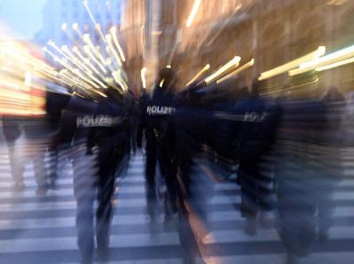 Eine 17-Jährige wurde am Wiener Handelskai von einem selbsternannten "Sittenwächter" attackiert. Eine 17-Jährige wurde am Wiener Handelskai von einem selbsternannten "Sittenwächter" attackiert.