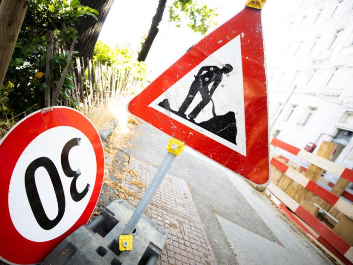 Am 12. September 2023 beginnen die Fahrbahnsanierungen bei der Etrichstraße in Wien-Simmering. Am 12. September 2023 beginnen die Fahrbahnsanierungen bei der Etrichstraße in Wien-Simmering.