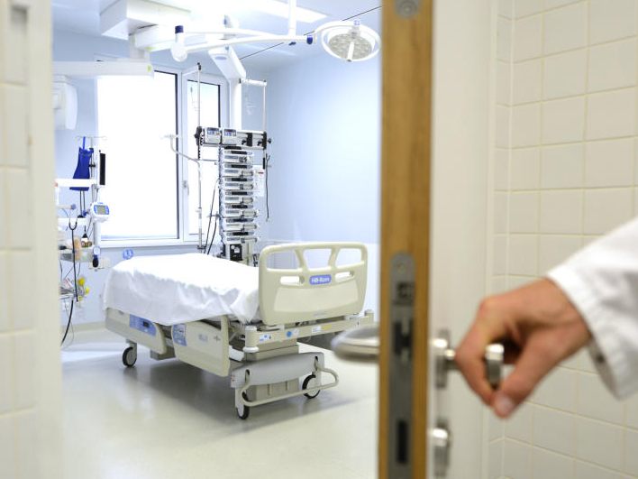 In einem Wiener Spital lag ein Patient auf dem Boden, nachdem er aus dem Bett gefallen war. In einem Wiener Spital lag ein Patient auf dem Boden, nachdem er aus dem Bett gefallen war.