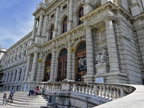 Das Kunsthistorische Museum Wien zeigt die Ausstellung "Raffael. Gold & Seide". Das Kunsthistorische Museum Wien zeigt die Ausstellung "Raffael. Gold & Seide".