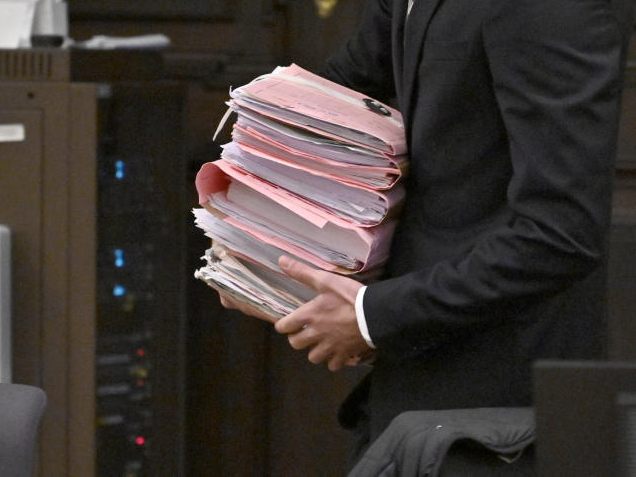 Eine Wienerin (33) soll sich jahrelang Pflegegeld erschlichen haben. Eine Wienerin (33) soll sich jahrelang Pflegegeld erschlichen haben.