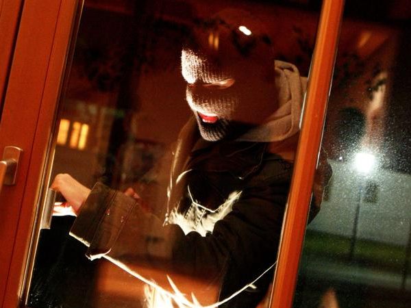 Die Polizei fasste einen Einbrecher in Tirol auf frischer Tat. Die Polizei fasste einen Einbrecher in Tirol auf frischer Tat.