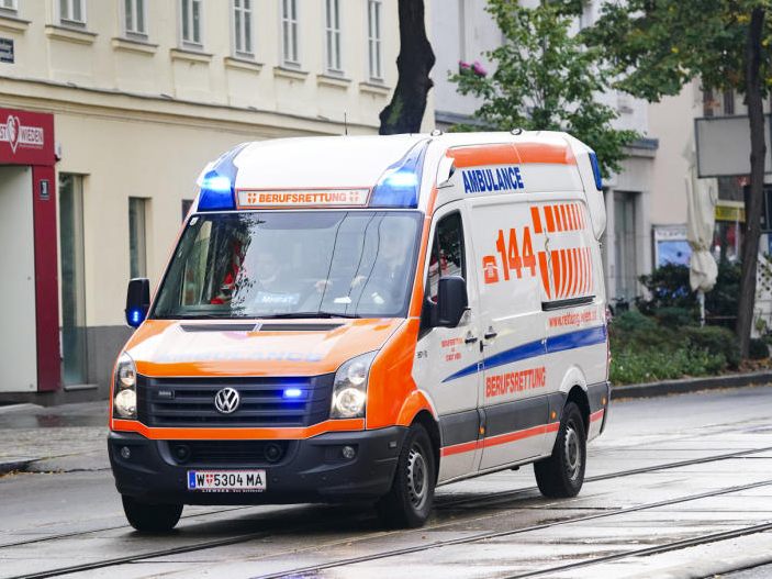 Nach der Geburt des kleinen Niklas auf der Wiener Südosttangente hat sich die Familie nun mit dem Helfer getroffen.