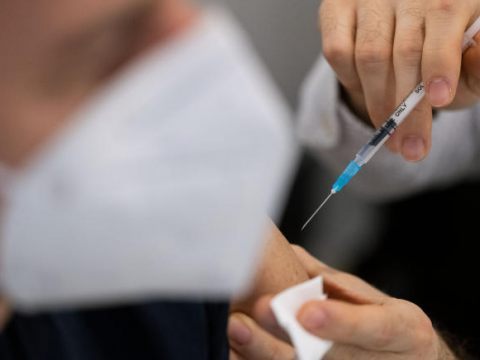 Die Expertin hält ein Arztgespräch für Risikopatienten für entscheidend vor Durchführung einer Impfung.