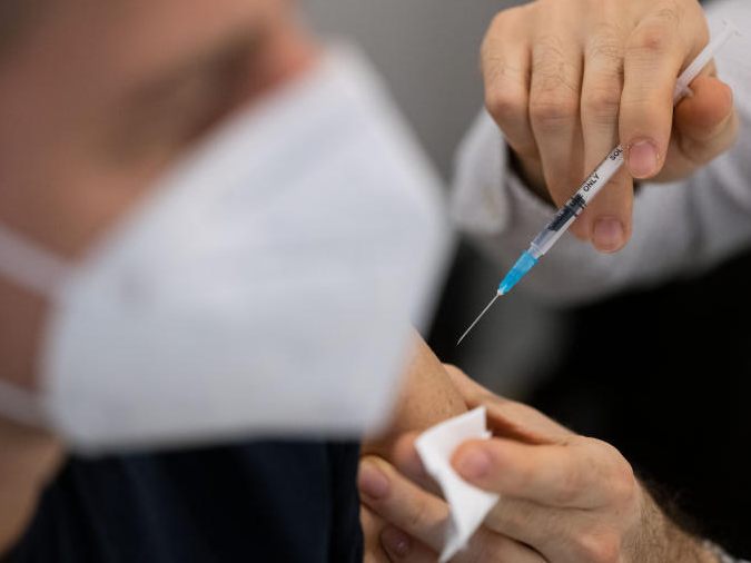 Ab jetzt verimpfen Arztpraxen in Österreich an die neue Omikron-Variante des Coronavirus angepasste Impfstoffe.