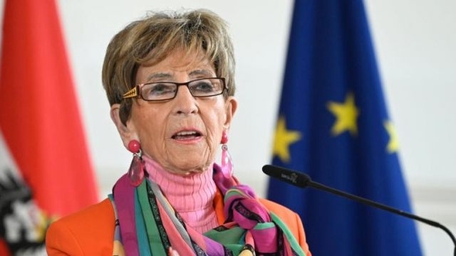 Micaela Schäfer präsentiert heißen Erotik-Kalender 2012 - Sexy national