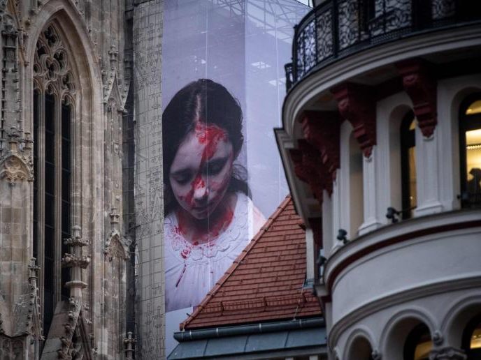 Der Künstler Helnwein zeigt derzeit ein blutverschmiertes Mädchengesicht am Wiener Ringturm. Der Künstler Helnwein zeigt derzeit ein blutverschmiertes Mädchengesicht am Wiener Ringturm.