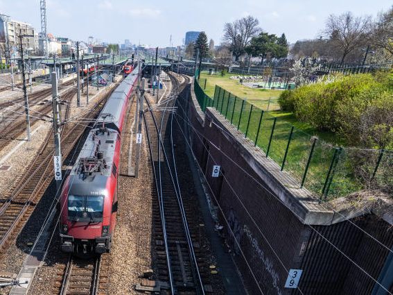 Die Österreicher sind bei der Nutzung von Bus, Bahn und Bim im EU-Vergleich Spitzenreiter. Die Österreicher sind bei der Nutzung von Bus, Bahn und Bim im EU-Vergleich Spitzenreiter.