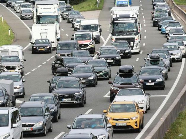 Am Samstag kam es auf Österreichs Autobahnen zu zahlreichen Unfällen und Staus. Am Samstag kam es auf Österreichs Autobahnen zu zahlreichen Unfällen und Staus.