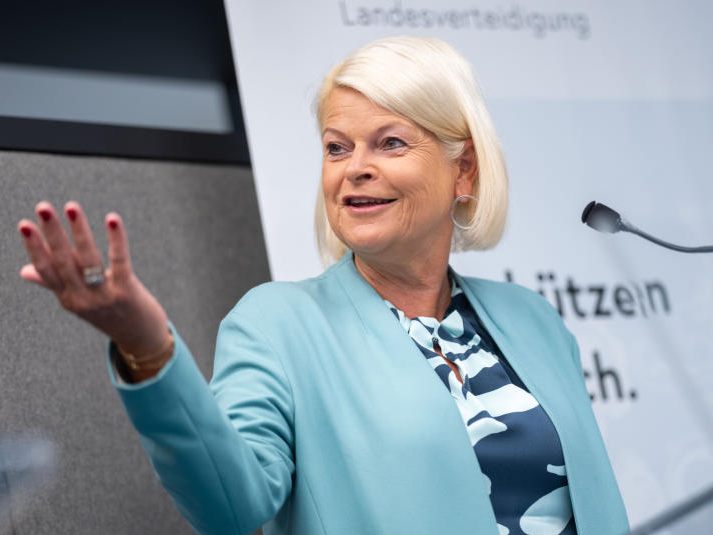 FPÖ und ÖVP kritisieren die unzureichende Information von Verteidigungsministerin Klaudia Tanner (ÖVP) gegenüber dem Parlament zum Thema Sky Shield. FPÖ und ÖVP kritisieren die unzureichende Information von Verteidigungsministerin Klaudia Tanner (ÖVP) gegenüber dem Parlament zum Thema Sky Shield.